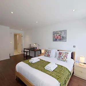 https://cs-fully-serviced-two-bed-apartment-by-london-excel.cambridgehotelsuk.com